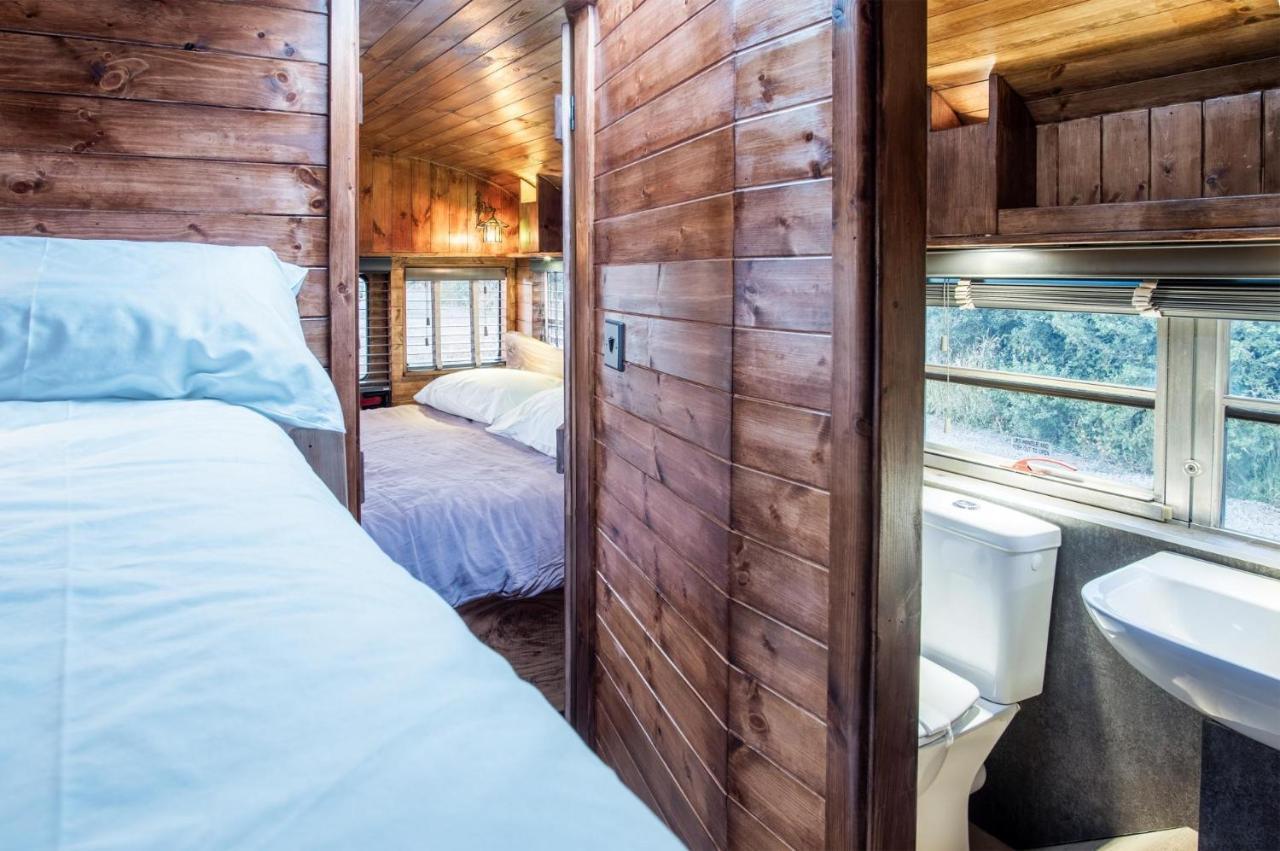 American School Bus - 1 Bedroom - Blossom Farm - Tiers Cross Johnston Экстерьер фото