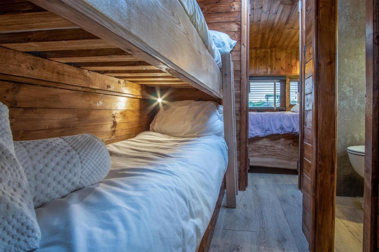 American School Bus - 1 Bedroom - Blossom Farm - Tiers Cross Johnston Экстерьер фото