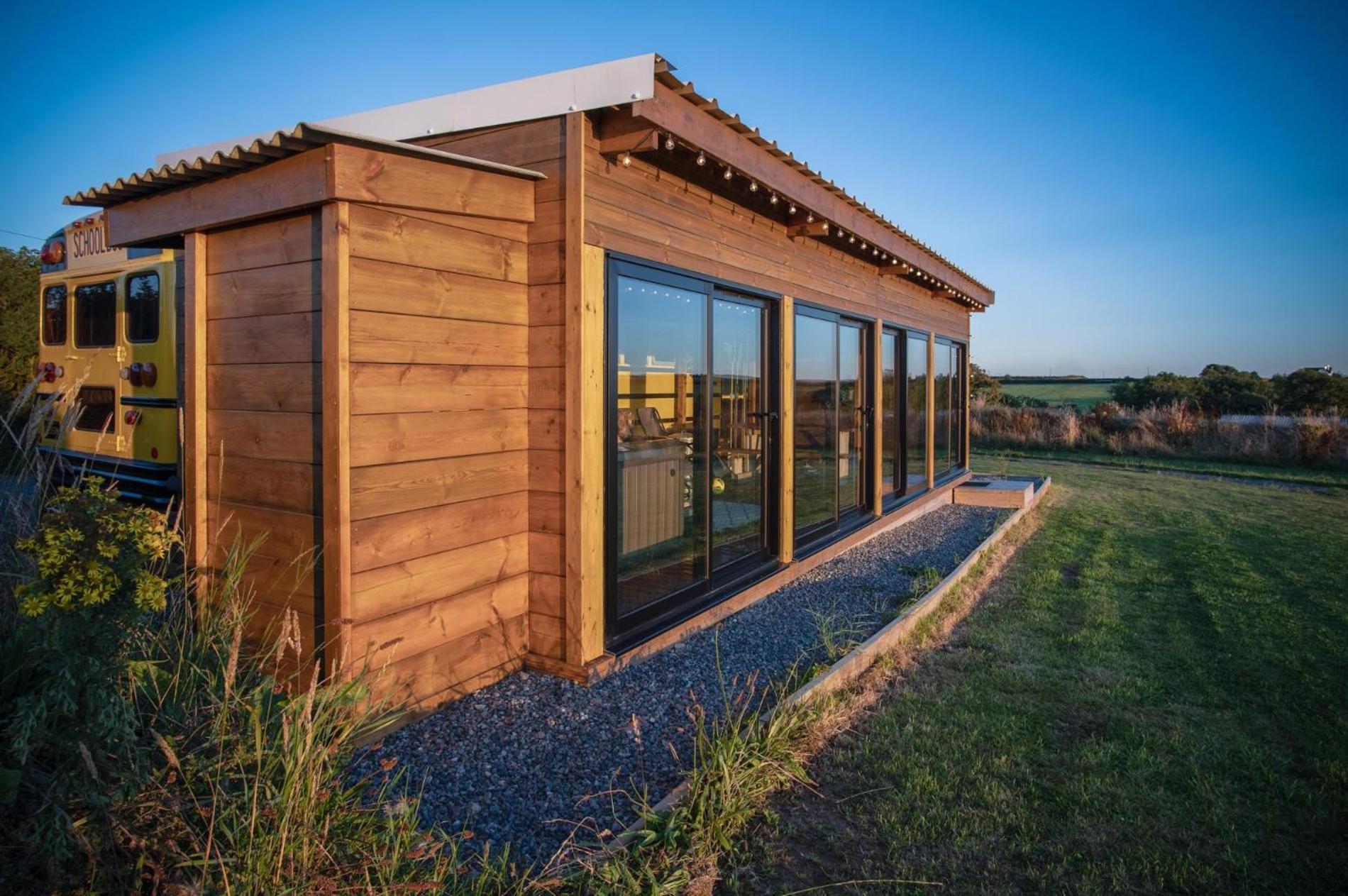 American School Bus - 1 Bedroom - Blossom Farm - Tiers Cross Johnston Экстерьер фото